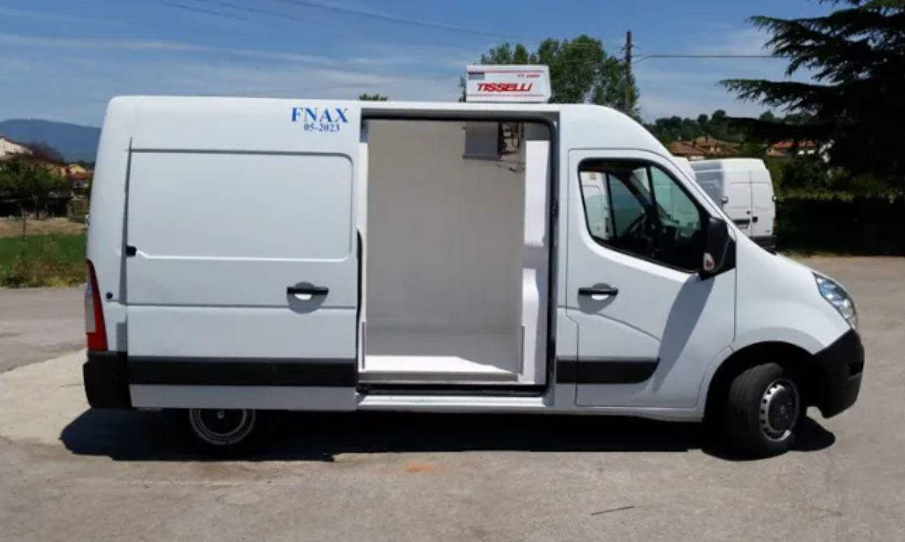 Furgone refrigerato LOEN Trasporti per il trasporto di forniture nutrizionali